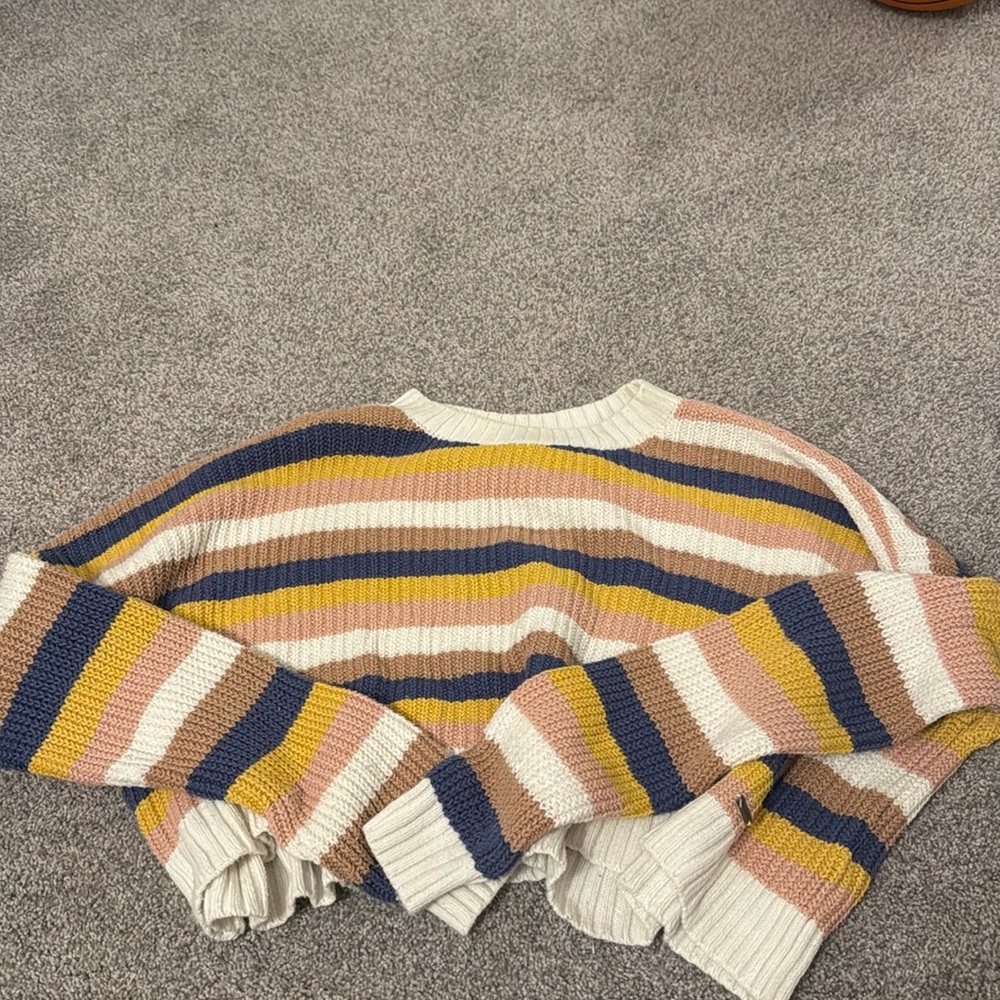 Hollister xs cropped sweater. fits like small